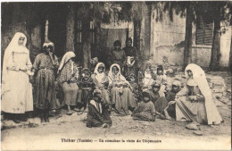 * T2 1940 Thibar, En Attendant La Visite Du Dispensaire / Nuns With Native Women And Girls, Folklore - Unclassified