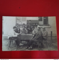 CARTE PHOTO CAMP KONIGSBRUCK SOLDAT PRISONNIER JOUEURS DE CARTES - Guerre 1914-18