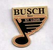 N122 Pin's Bière Brasserie Anheuser Busch Beer ST Louis Saint USA Débuts De La Budweiser Achat Immédiat - Beer