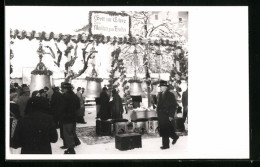 Foto-AK St. Johann, Glockenweihe 1948, Besucher Besichtigen Die Geschmückten Glocken  - Altri & Non Classificati