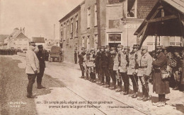 MILITARIA - Un Simple Poilu Aligné Avec Douze Généraux Promus Dans La Légion D'honneur - Carte Postale Ancienne - Other & Unclassified