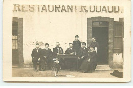 Carte Photo à Localiser - Hommes, Femmes Et Un Enfant Devant Le Restaurant Rouaud - Restaurantes