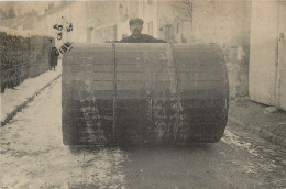 Baruet Le Déménageur Avec Un Tour Du Monde En Roulant Un Tonneau De 300 Kg. Ex Champion De Lutte - Worstelen