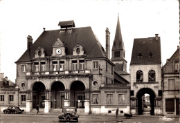 08 - ATTIGNY / L'HOTEL DE VILLE ET LE DOME - AUTOS - Attigny