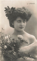 FANTAISIE  - Femme - J Latour - Jeune Femme Avec Un Bouquet De Fleurs - épaules Dénudées  - Carte Postale Ancienne - Mujeres