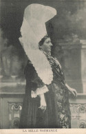 FOKLORE - Costume Traditionnel - La Normande - Coiffe Normande - Robe - Carte Postale Ancienne - Costumi