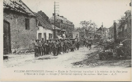 VILLERS - BRETONNEUX -SOMME - EQUIPE DE TERRITORIAUX TRAVAILLANT A LA REFECTION DE LA VOIE FERREE 1914-18 - Villers Bretonneux