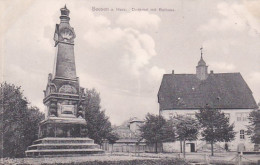 2525	187	Seesen A Harz, Denkmal Mit Rathaus.  - Seesen