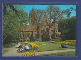 HOLLANDE - DELFT (Zuid-Holland) - Prinsenhof Met Op Achtergrond Toren Van Oude Kerk (13e Eeuw) - Delft