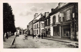 56 - CLERGUEREC _S26725_ Rue Principale Et Justice De Paix - Automobile - CPSM 14x9 Cm - Cleguerec