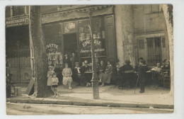 COMMERCE - CAFÉS - Belle Carte Photo Café Buvette Avec Clients En Terrasse Et MARECHALERIE DUPEYRON Début XXème - Cafés