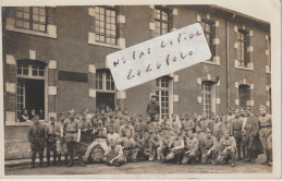 SISSONNE - On Pose Devant Les Casernes ( Carte Photo ) - Sissonne