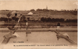 44 . LES MOUTIERS EN RETZ . LES MARAIS SALANTS ET VUE GENERALE DU BOURG . 1926  ( Trait Blanc Pas Sur Original ) - Les Moutiers-en-Retz