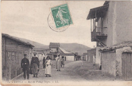 AL336 BATNA - ANIMEE - HOMME EN UNIFORME ET RIVERAINS DANS UNE RUE DU VILLAGE NEGRE - DOS VERT - Batna