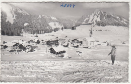 E5042) BERWANG - Ausserfern Tirol - Verschneite Häuser Mit Kirche U. Skifahrer Im Vordergrund - Berwang