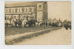 COURTOMER - Belle Carte Photo D'une Manifestation En 1919 Chevaux Et Cavaliers Avec Drapeaux Posant Devant L'Eglise - Courtomer