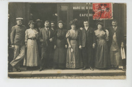 COMMERCE - CAFÉS - PARIS -  Carte Photo Cafetier Avec Sa Femme Et Des Clients Posant Devant Son Commerce En 1908 - Cafés