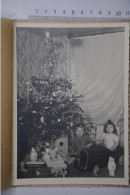 Photographie Photo Arbre Sapin De Noël 1943 Jouets Voiture à Pédales Poupée Bus Parisien Soldats De Plomb Toys - Voorwerpen