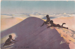 AL363 UN BAIN DE SABLE - TROIS ENFANTS DEVÊTUS POSANT DANS LE SABLE, SUR UNE DUNE - DESERT A PERTE DE VUE - Bambini