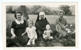 PHOTO Au Format 11 X 7 Cm Fillette Fille Avec POUPEE ( Jeux Jouet ) Bonne Soeur / Religieuse - Gegenstände