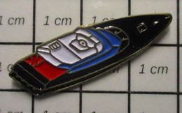 718A Pin's Pins / Beau Et Rare / THEME BATEAUX / VEDETTE HORS-BORD CIGARETTE - Schiffahrt