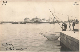 FRANCE - Calais - Vue Sur Des Pêcheurs Et Le Port - Carte Postale Ancienne - Calais