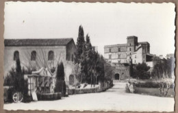 CPSM 84 - LOURMARIN - La Fontaine , Le Temple , Et Le Château - TB PLAN CENTRE + EDIFICE RELIGION PROTESTANTISME - Lourmarin