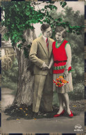 COUPLES - Femmes - Un Homme - Un Couple Se Tenant La Main - Femme Tenant Un Bouquet De Fleur - Carte Postale Ancienne - Couples