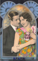 COUPLES - Femmes - Un Homme - Un Couple S'enlaçant - L'un à Côté De L'autre - Carte Postale Ancienne - Mujeres