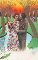 COUPLES - Une Femme Tenant Un Bouquet De Fleur - Un Homme - Un Couple S'enlaçant - Carte Postale Ancienne - Couples