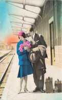 COUPLES - Une Femme Tenant Un Bouquet De Fleur - Un Homme - Un Couple - Métro - Carte Postale Ancienne - Koppels