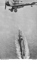 AVION DE LA ROYAL AIR FORCE TRANSPORTANT UNE TORPILLE SURVOLANT UN SOUS MARIN CPSM - Submarines