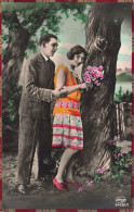 COUPLES - Une Femme Tenant Un Bouquet De Fleur - Un Homme - Un Couple S'enlaçant - Carte Postale Ancienne - Couples