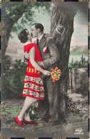 COUPLES - Une Femme Tenant Un Bouquet De Fleur - Un Homme - Un Couple S'embrassant - Carte Postale Ancienne - Couples