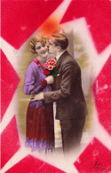 COUPLES - Une Femme Tenant Un Bouquet De Fleur - Un Homme - Un Couple S'embrassant - Carte Postale Ancienne - Coppie