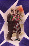 COUPLES - Une Femme Tenant Un Bouquet De Fleur - Un Homme - Un Couple S'enlaçant - Carte Postale Ancienne - Koppels