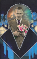 FANTAISIES - Hommes - Un Homme Tenant Un Bouquet De Fleur - Souriant - Carte Postale Ancienne - Uomini