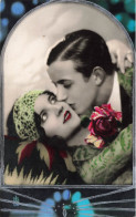 COUPLES - Une Femme Tenant Un Bouquet De Fleur - Un Homme - Un Couple S'embrassant - Carte Postale Ancienne - Coppie
