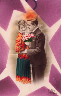 COUPLES - Une Femme Tenant Un Bouquet De Fleur - Un Homme - Un Couple S'enlaçant - Carte Postale Ancienne - Coppie