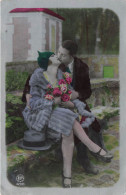 COUPLES - Une Femme Tenant Un Bouquet De Fleur - Un Homme - Un Couple S'enlaçant - S'embrassant - Carte Postale Ancienne - Coppie