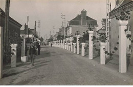 Carte Photo - ECOMMOY - Congrès Eucharistique 1936 - La Procession Va Tourner Rue Albert Guilier - Ecommoy