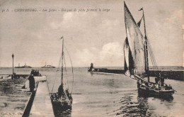 FRANCE - Cherbourg - Vue Sur Les Jetées - Barques De Pêche Prenant Le Large - Carte Postale Ancienne - Cherbourg