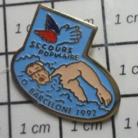 713L Pin's Pins / Beau Et Rare / JEUX OLYMPIQUES / SECOURS POPULAIRE NATATION BARCELONA 1992 - Olympic Games