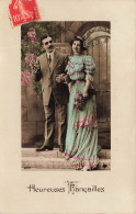 COUPLES - Heureuses Fiançailles - Un Couple Au Seuil D'une Porte - Colorisé - Carte Postale Ancienne - Paare