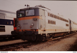 Photo Diapo Diapositive Slide TRAIN Wagon Loco Locomotive Electrique SNCF 25563 à VSG Le 25/11/1993 VOIR ZOOM - Diapositives