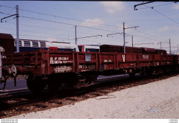 Photo Diapo Diapositive Slide TRAIN Loco Locomotive Wagon Plat SNCF K39 Du Service V Le 18/06/1993 VOIR ZOOM - Diapositives