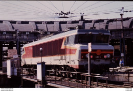 Photo Diapo Diapositive Slide TRAIN Wagon Loco Locomotive Electrique SNCF 6555 Au Dépôt Le 18/06/1993 VOIR ZOOM - Diapositives