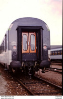 Photo Diapo Diapositive Slide TRAIN Wagon Loco Locomotive Voiture Banlieue SNCF De 2ème Classe En Bout VOIR ZOOM - Diapositives