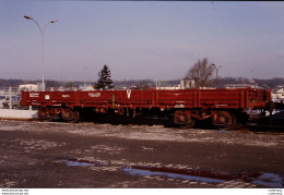 Photo Diapo Diapositive Slide TRAIN Loco Locomotive Wagon Plat SNCF à Bogies Du Service V Le 26/01/1993 VOIR ZOOM - Diapositives