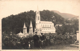 FRANCE - Lourdes - Basilique Notre Dame Du Rosaire - Prêtre Et Enfants - Carte Postale Ancienne - Lourdes
